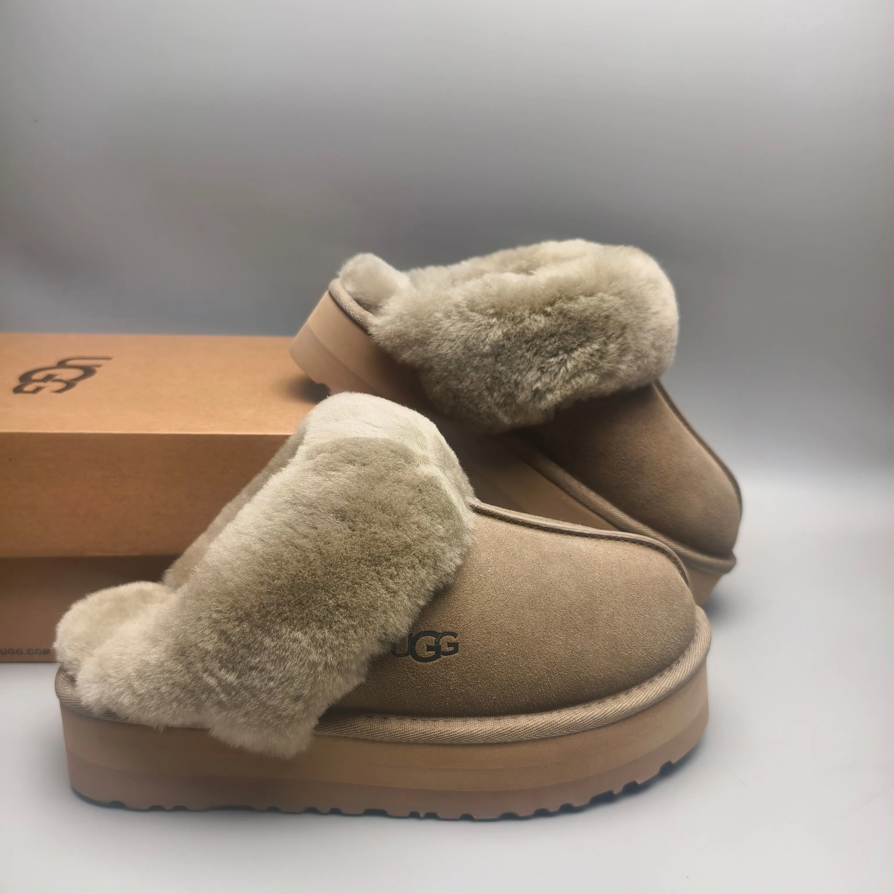 💰440 UGG sheepskin all-in-one snow boots 2550 🔥Thick-soled wool slippers (star slippers plus version) are comfortable and can be worn at home. Wool slippers can be worn outside. Split cow upper, Longfeng moccasin wool lining. The original three-layer combination outsole is light and comfortable on the foot. Only the top version is made. The oil edge craftsmanship is exquisite! Color: maroon gray sand antelope brown black code number: 35-41